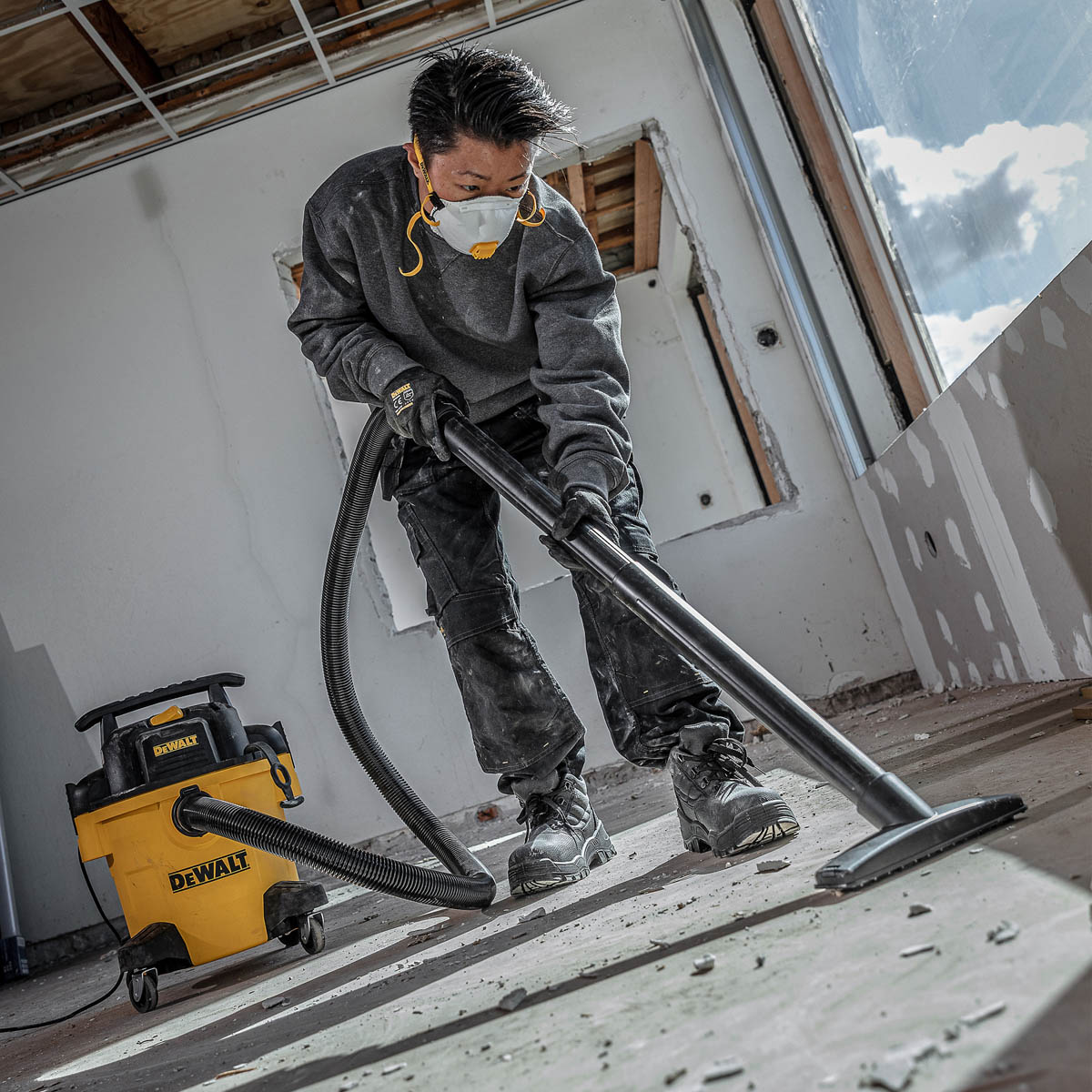 DeWalt Wet Dry Vacuum Cleaner DXV20PC Wheeled 1050W Heavy Duty Durable 20L - Image 6