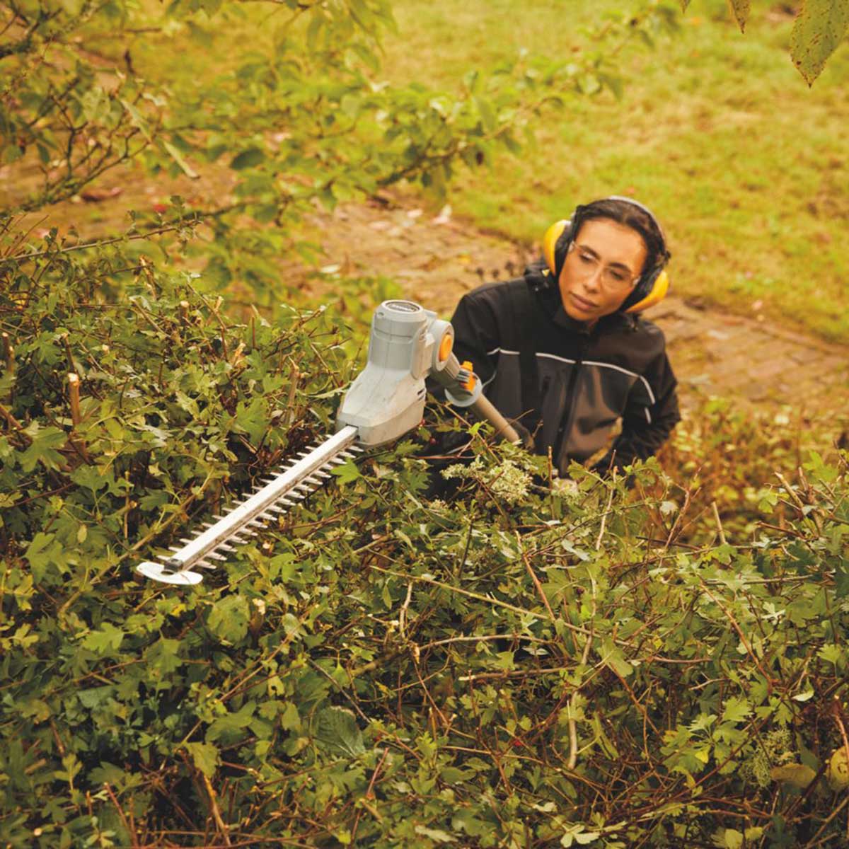 Titan Pole Hedge Trimmer Electric GHT550T2 50cm Extendable Garden Cutter 550W - Image 2