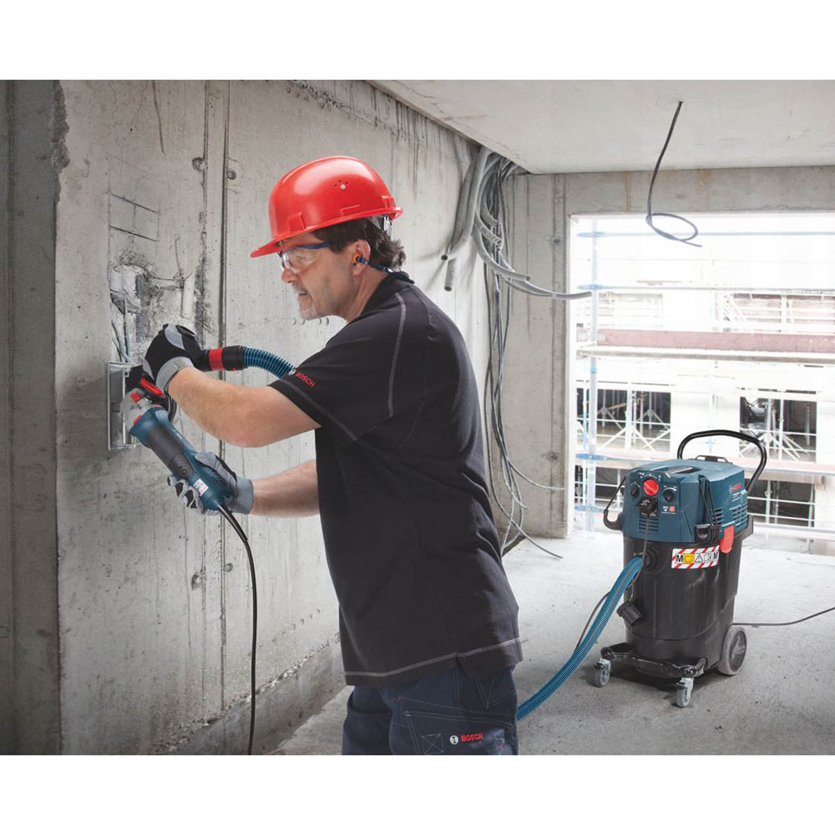 Bosch Dust Extractor Electric GAS55MAFC Wet And Dry M Class 74L/sec 1200W - Image 4
