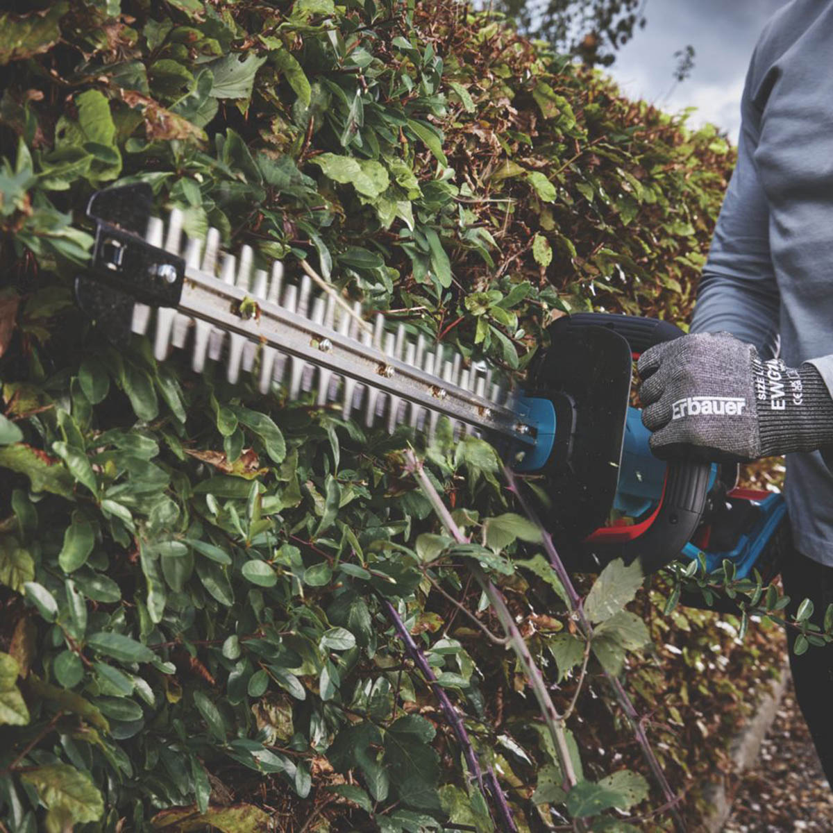 Erbauer Hedge Trimmer Cordless ERI1024GHT 55cm 18/36V 1 x 3.0/6.0Ah Li-Ion EXT - Image 5