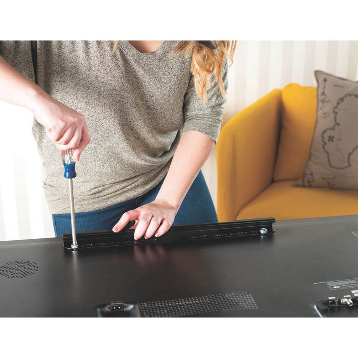 Sanus TV Wall Mount Fixed 22-50" Aluminium Steel Quick Release Integrated Level - Image 3