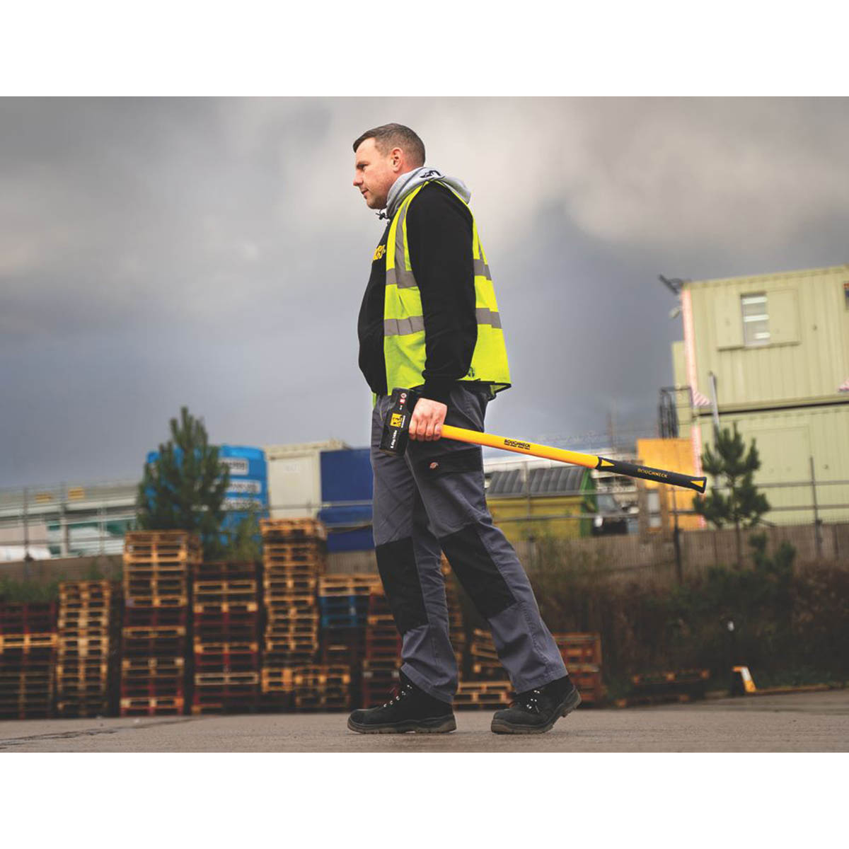 Roughneck Sledge Hammer Drop-Forged Soft-Grip Handle Fibreglass 16lb (7.3kg) - Image 3