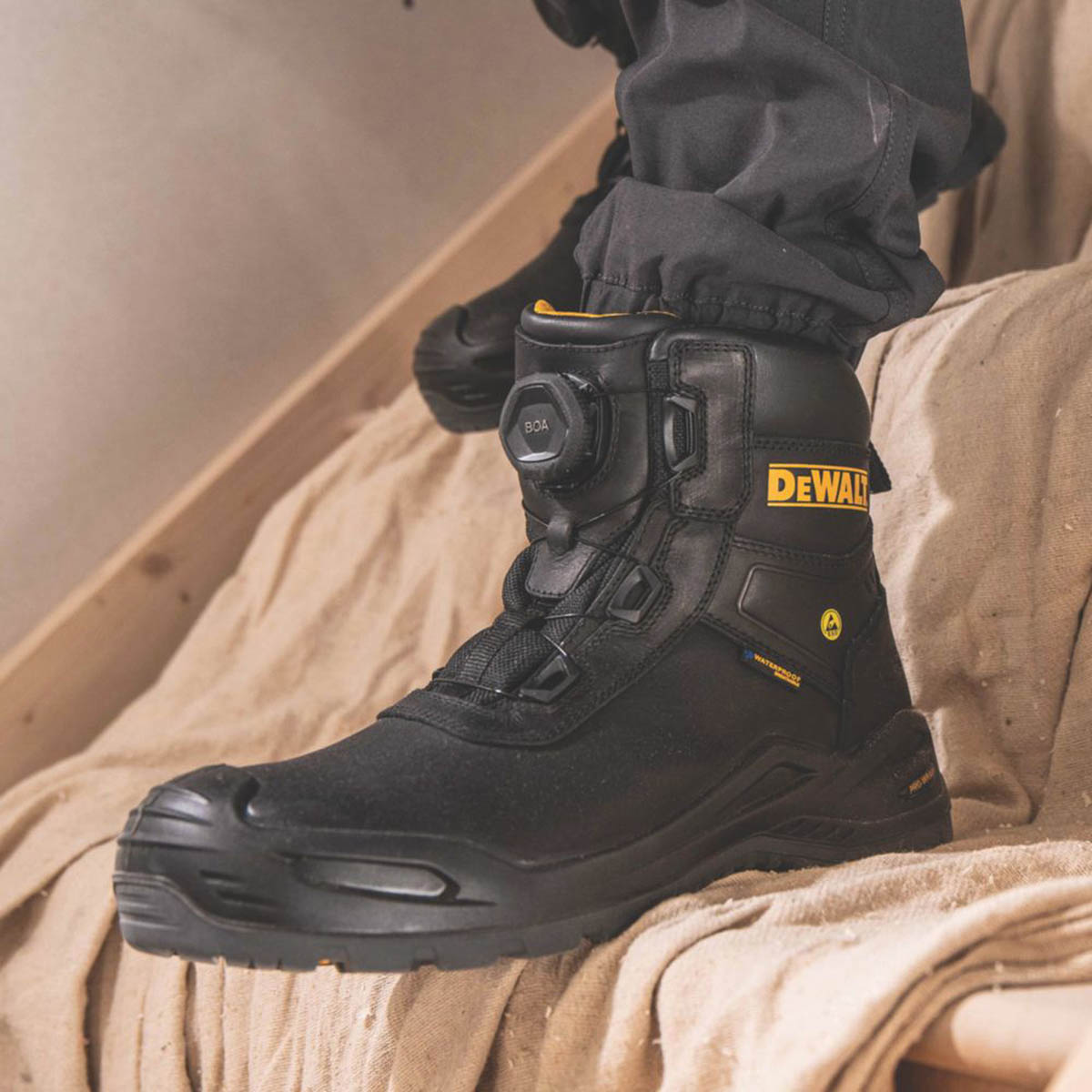DeWalt Safety Boots Mens Wide Fit Black Leather Waterproof Composite Toe Size 9 - Image 2
