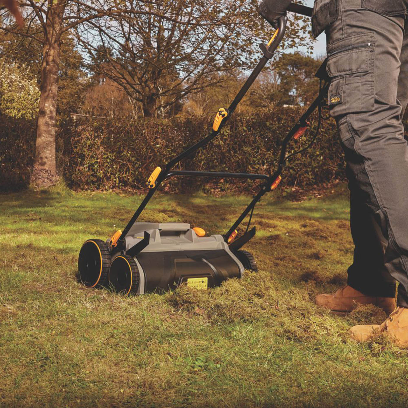 Titan Lawn Scarifier Electric TTB1800SR Outdoor 37cm Garden Aerator Rake 930W - Image 5