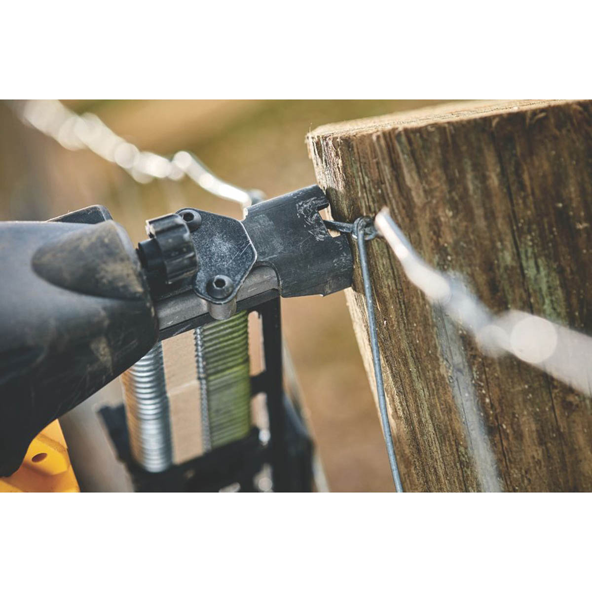 DEWALT Fencing Staples Collated Galvanised Steel U Nails 9ga x 40mm 960 Pack - Image 3