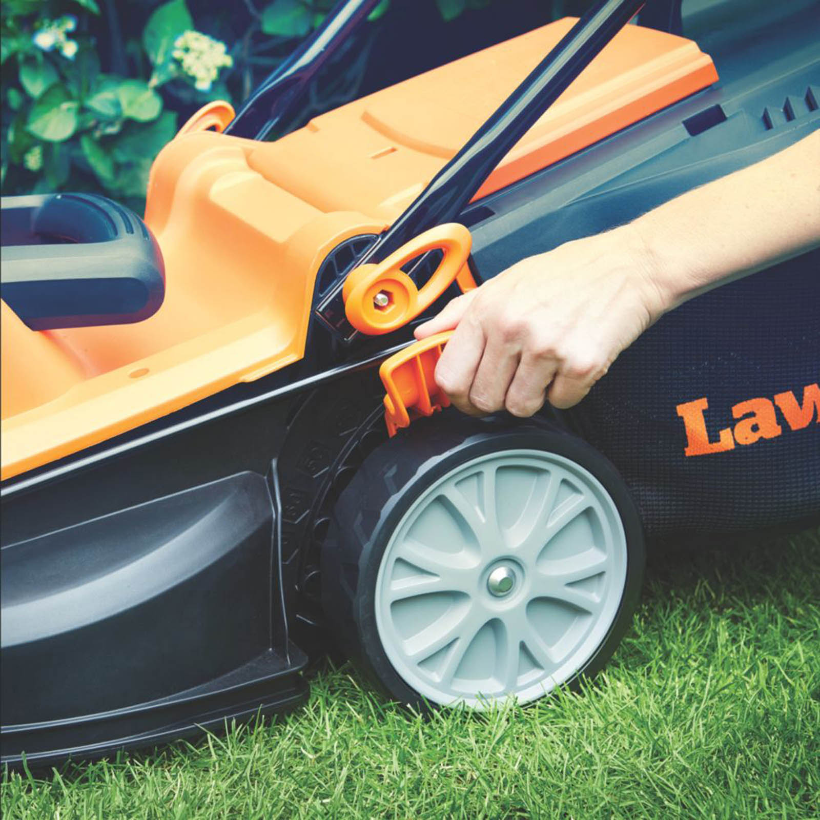 LawnMaster Lawn Mower Electric MEB1434M-01 Rotary Garden Gras 34cm Cutter 1400W - Image 4
