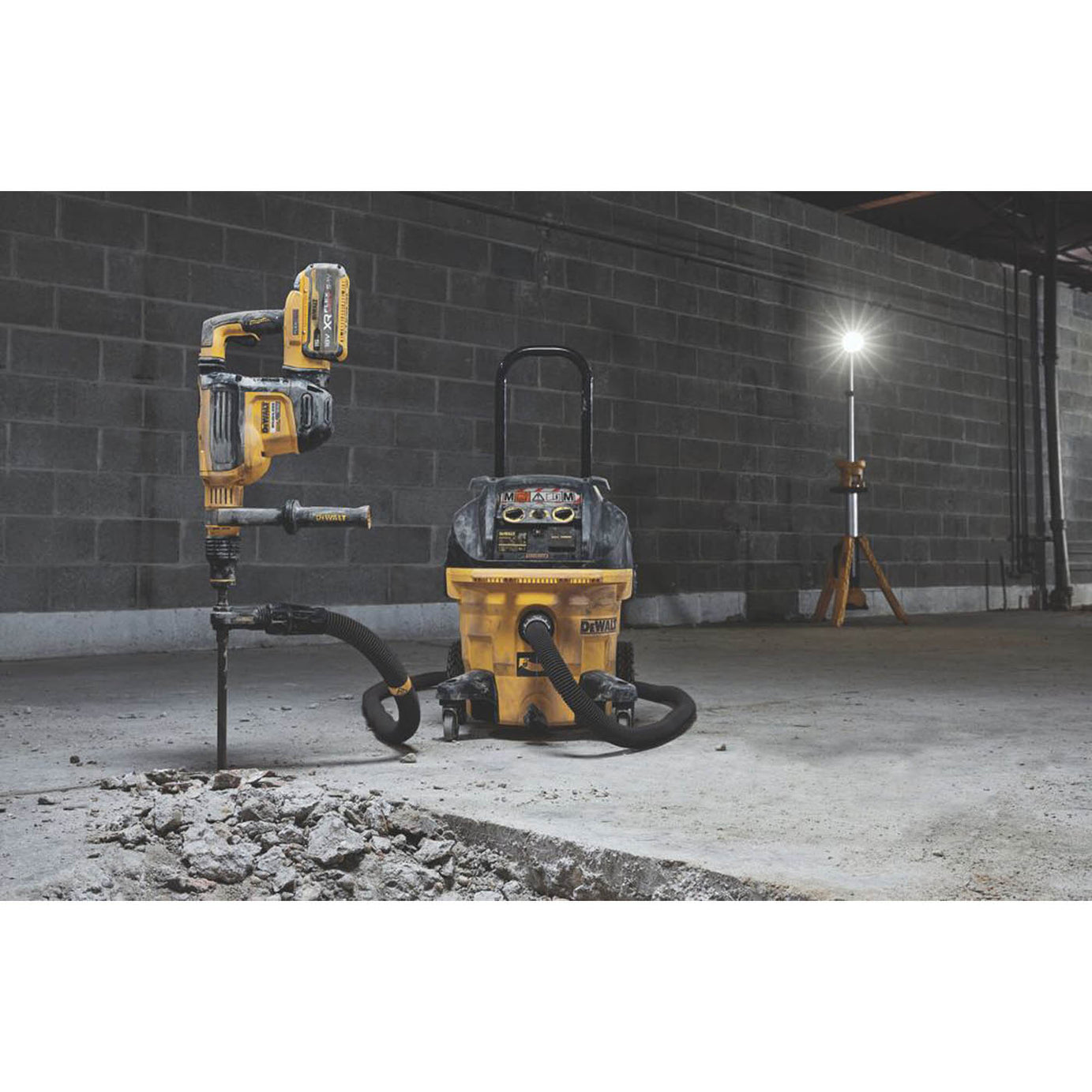 DEWALT Dust Extractor Electric DWV905M-GB 75Ltr/sec M Class Wet Dry Use 230V - Image 5