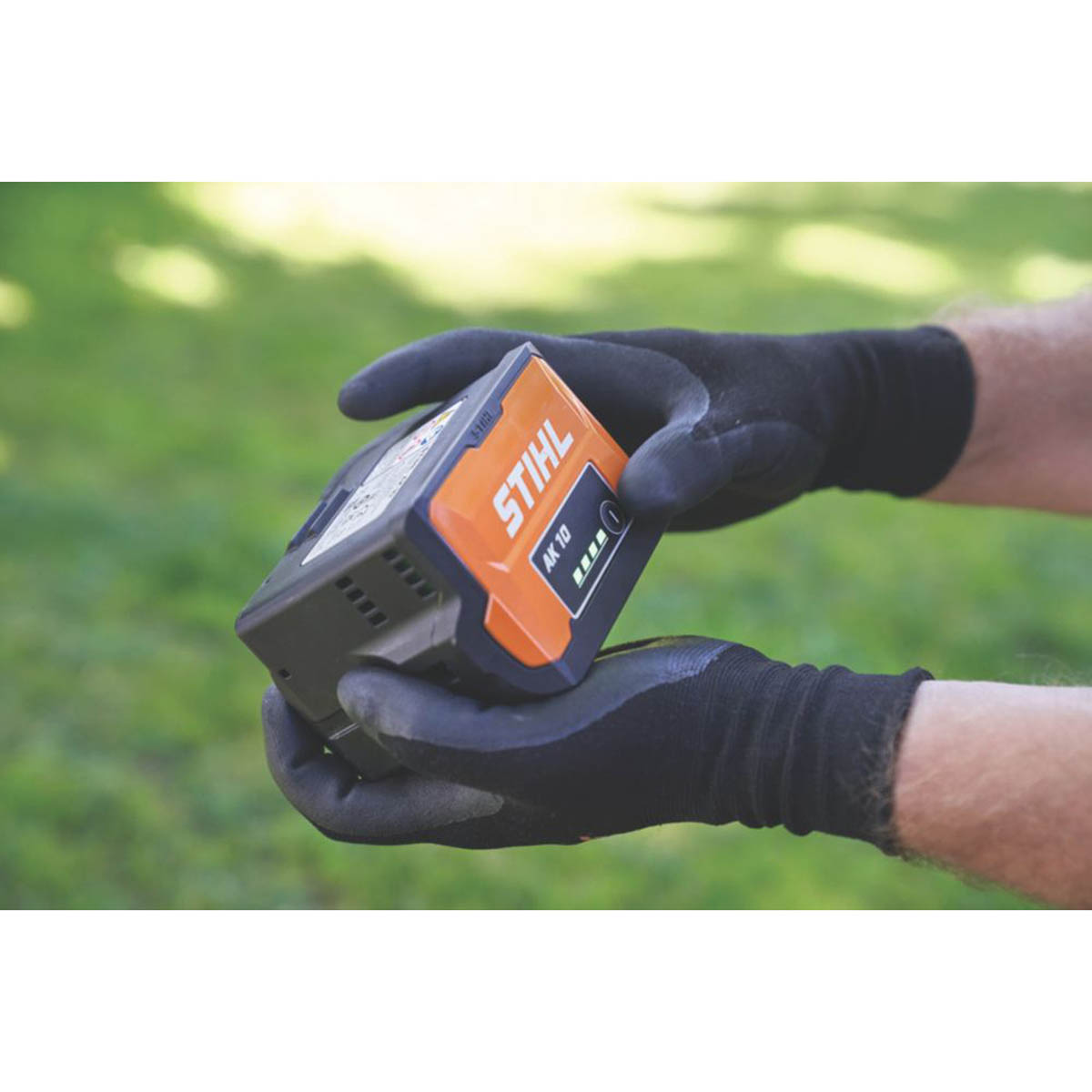 STIHL Garden Tool Battery 36V Li-Ion AK 10 System 72Wh Low Battery Indicator - Image 3