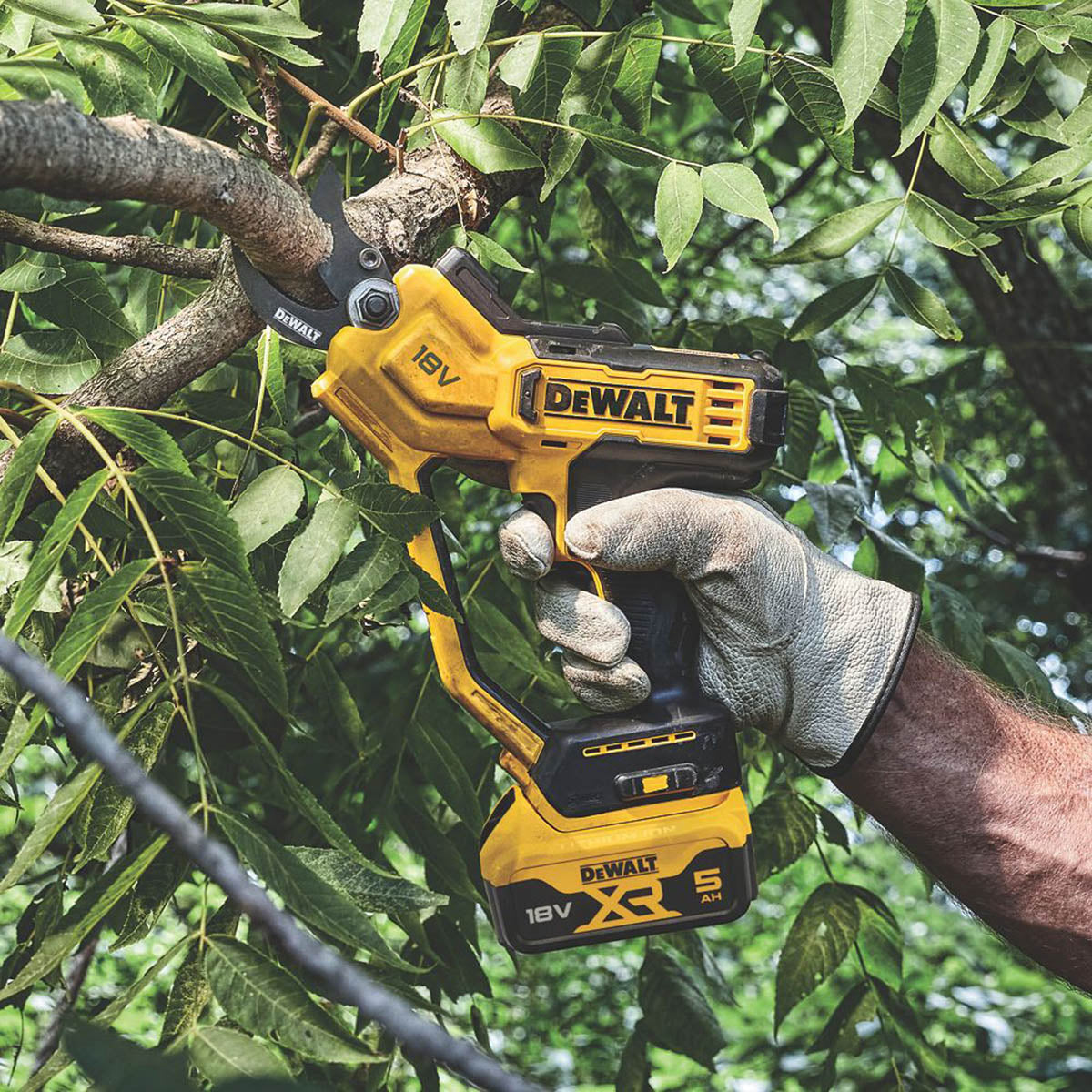 DeWalt Powered Pruner Cordless DCMPP568P1GB Soft-Grip Li-Ion 5Ah Bush Cutter 18V - Image 3