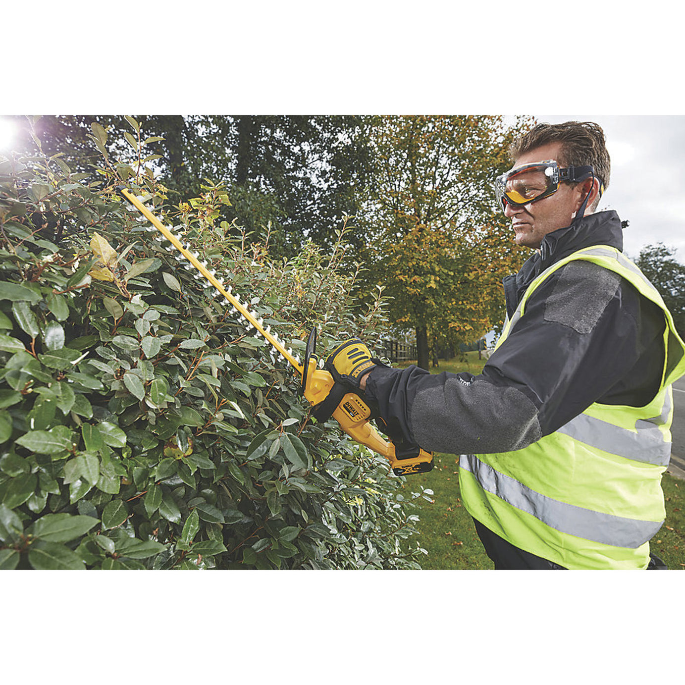 DeWalt Hedge Trimmer Cordless 18V 5.0Ah DCM563P1-GB Lightweight 55cm Bush Cutter - Image 3